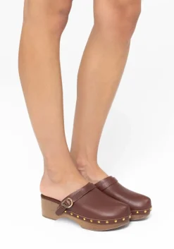 Classic closed clog chestnut